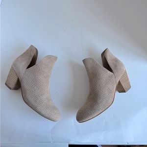 Cole Haan Women’s Heeled Ankle Booties Cream. Size 6